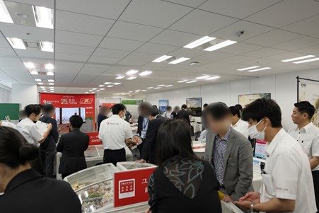 内覧会来場者の様子1